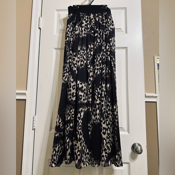 White House Black Market Leopard Skirt 🖤 - Picture 3 of 12
